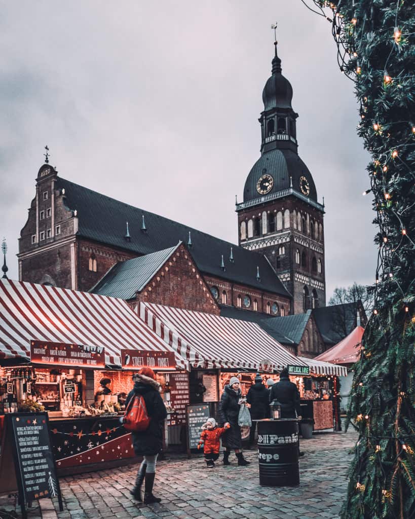 A Catedral de Riga é a maior dos bálticos. No Natal da Letônia, acontece uma das principais feiras de Natal na praça da Catedral de Riga