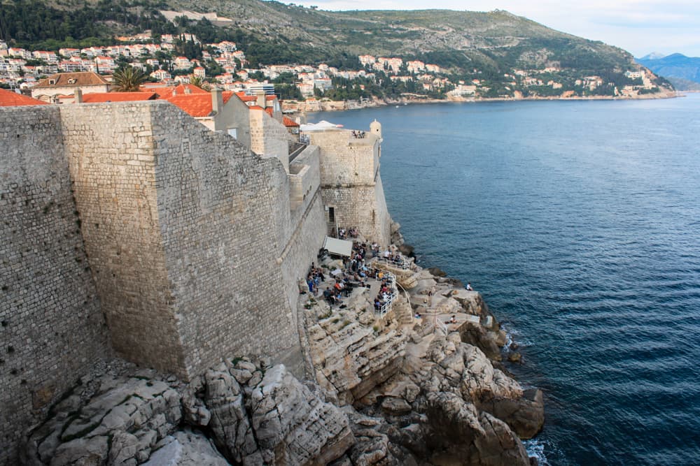 Roteiro em Dubrovnik, as muralhas da cidade e o mar Adriático.