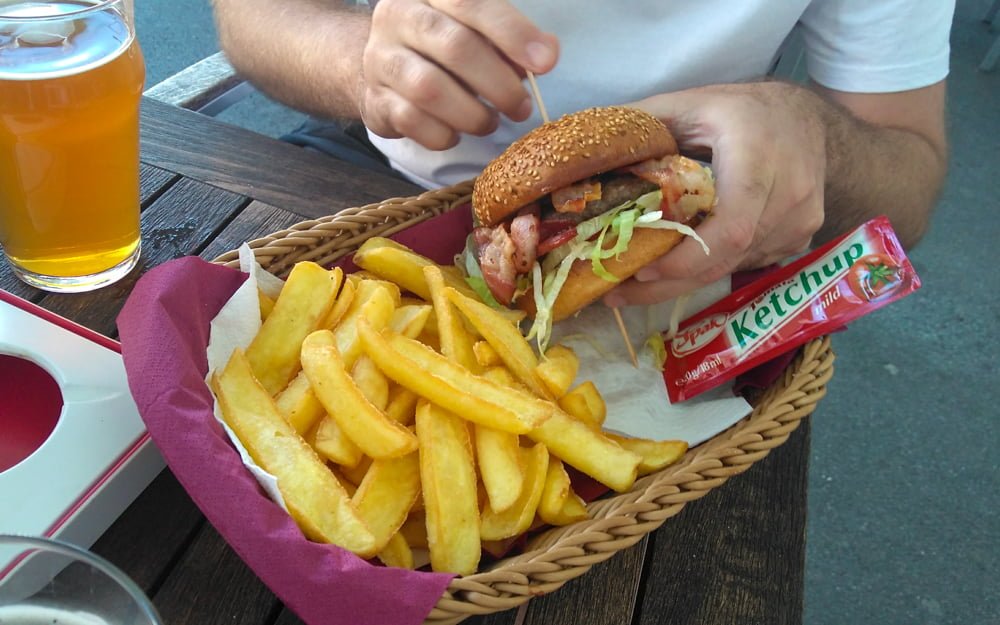 Ljubljana: Hambúrguer com carne de cavalo comprado no restaurante Hot' Horse no parque Tívoli de Ljubljana.