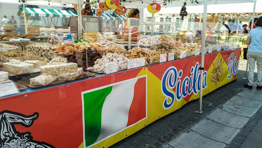 Ljubljana: Uma das barraquinhas do Mercado Central, com uma variedade muito grande de doces eslovenos.