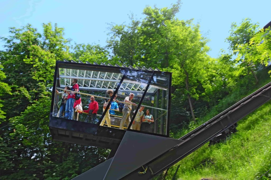 Foto do Funicular que leva diretamente ao o Castelo de Ljubljana. O mais legal desse Funicular é o vidro que o cerca, garantindo o melhor jeito para admirar a vista ao longo que ele vai subindo.