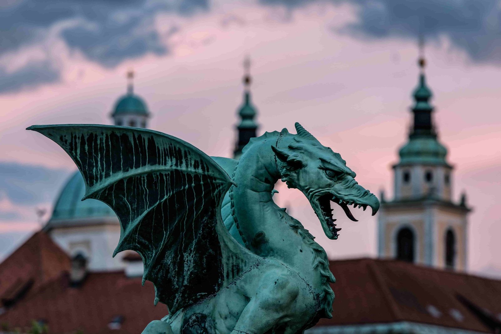 Uma das esculturas de Dragão que são encontradas na Ponte do Dragão, uma das muitas que cortam o Rio Ljubljanica.