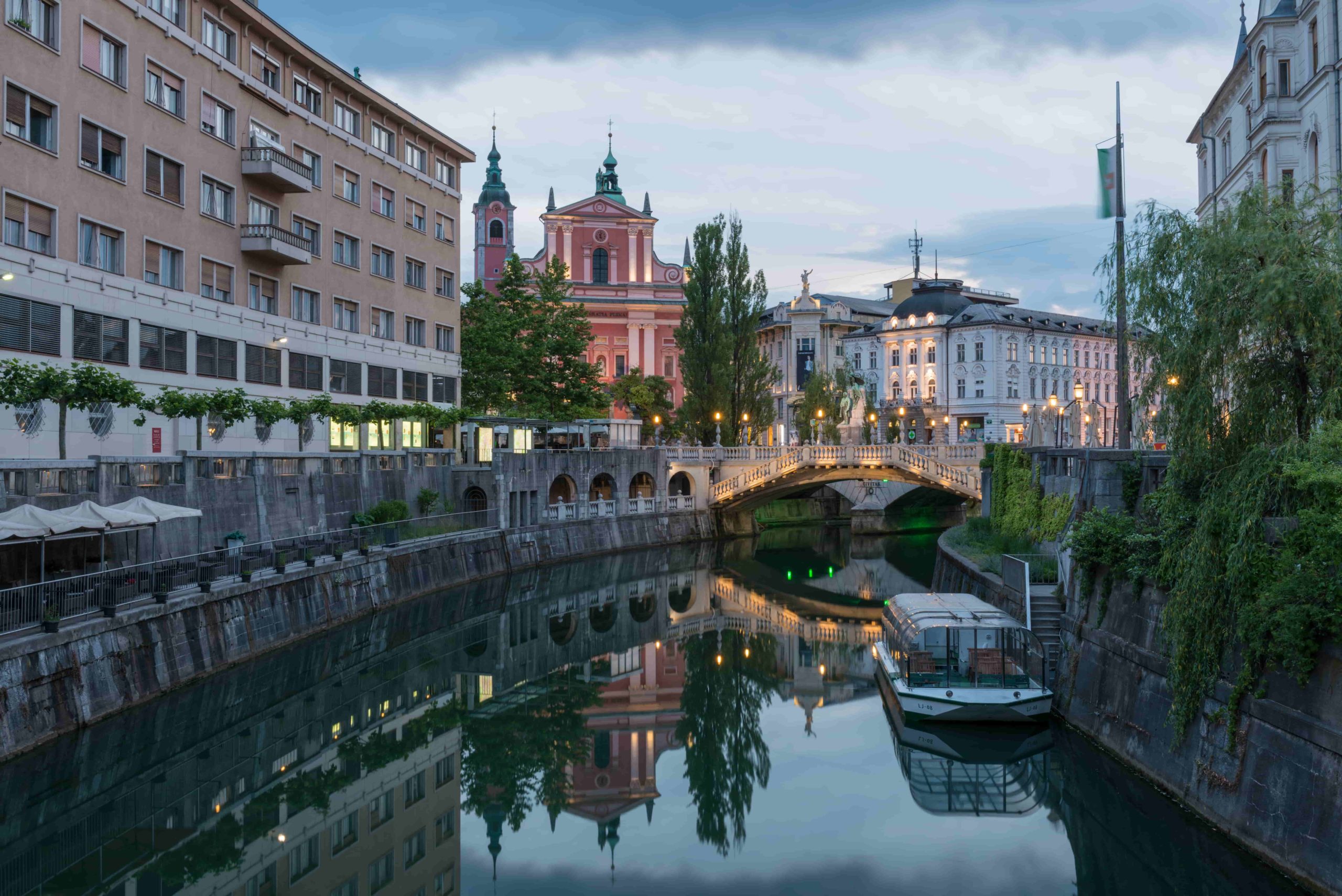 O que fazer em Ljubljana, roteiro pelos bálcãs. Ponte tripla e rio