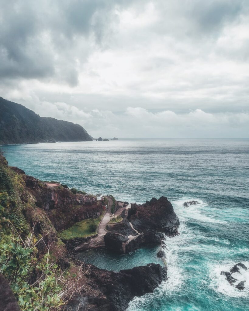 Fotografar na Ilha da Madeira: Praia de Seixal com as suas piscinas naturais para o oceano Atlântico
