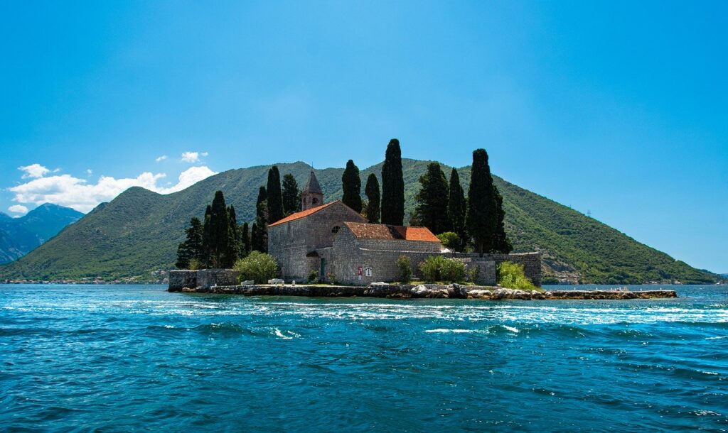 Dia ensolarado com vista da Ilha de São jorge, em Perast, Montenegro