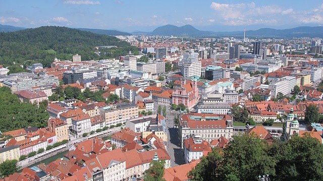 Vista aérea de drone do centro de Ljubljana, com a igreja ao centro e as montanhas