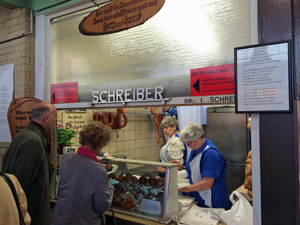 Onde comer em Frankfurt: Frau Schreiber tem as melhores salsichas da cidade, fica no mercado Kleinmarkethalle