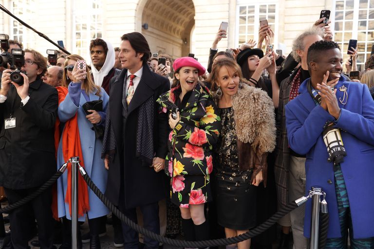 Emily, o sobrinho de Pierre e alguns dos seus colegas de trabalho no desfile de Pierre Cadault para a Fashion Week de Paris, que aconteceu em frente ao Le Monnaie de Paris.