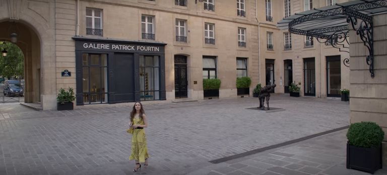 Emily em frente a Galerie Patrick Fourtin no seu primeiro dia de trabalho na Savoir.