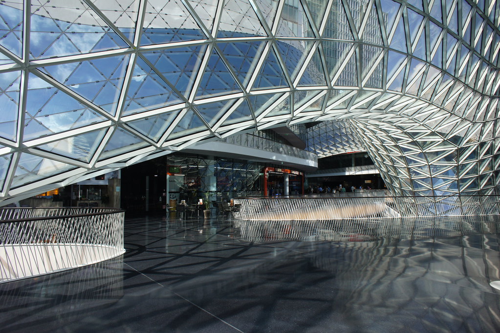 Compras em Frankfurt no My Zeil, um shopping de arquitetura moderna no centro de Frankfurt