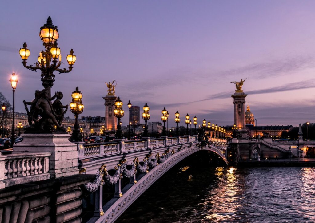 A Pont Alexandre III é uma das mais bonitas de Paris, com várias esculturas e postes iluminados, corta o Rio Sena