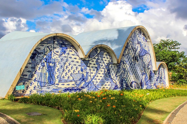 Igreja de São Francisco de Assis, na Lagoa da Pampulha, um dos cartões postais de Belo Horizonte, com seus famosos tijolinhos azuis e seu jardim em volta.