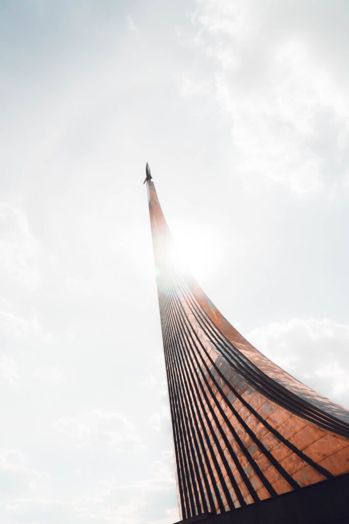 O Museu dos Cosmonautas, em Moscou, conta a história da exploração espacial russa. Em sua faixada, tem o monumento em titânio, bem moderno, chamado de "Conquistadores do Espaço"