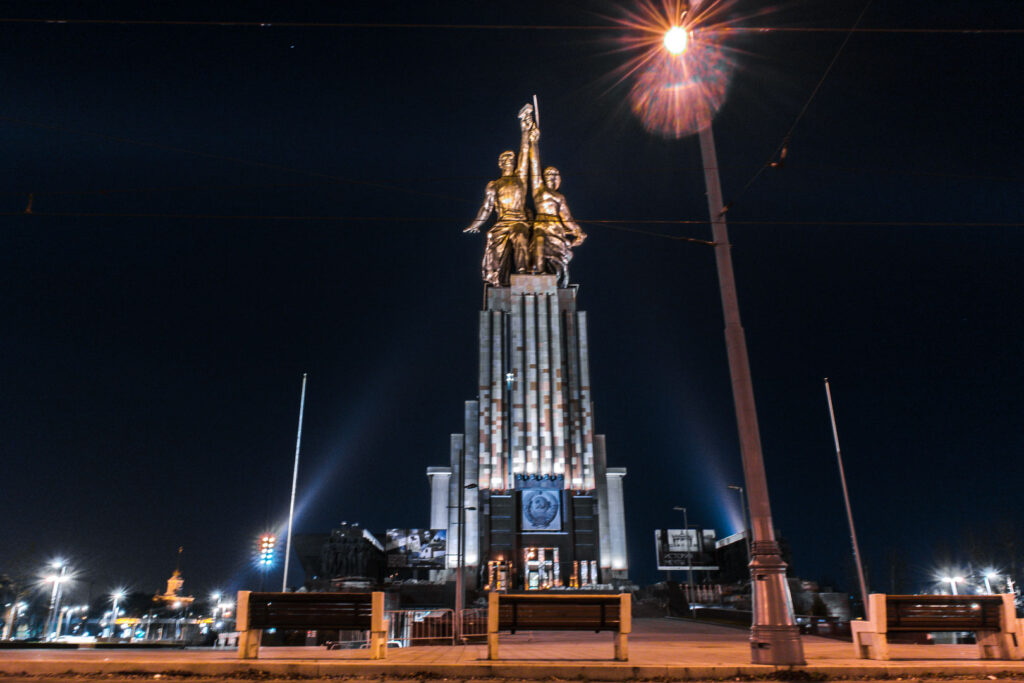 O famoso e gigantesco monumento Soviético chamado "Trabalhador e Mulher do Kolkhoz", que fica próximo ao parque soviético VDNKh. O monumento consiste em um homem e uma mulher segurando o martelo e a foice.