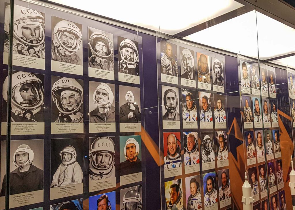 Mural com as fotos e nomes dos cosmonautas russos e soviéticos, no Museu dos Cosmonautas.
