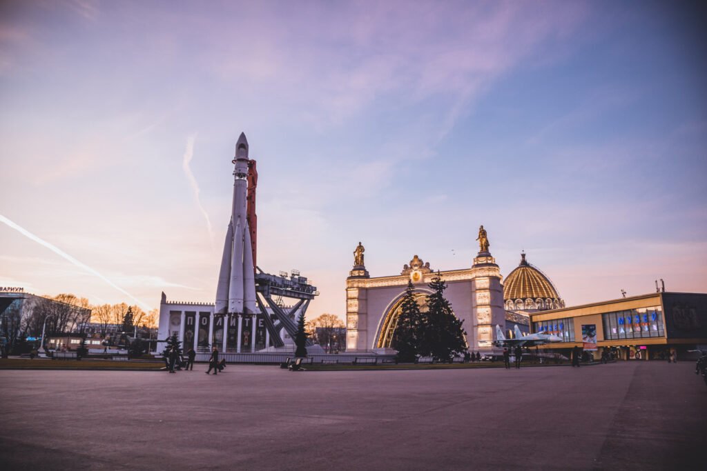 Réplica do foguete Vostok, em frente ao Museu do Cosmos durante o anoitecer, hora que tudo começa a ficar iluminado no parque de Moscou.