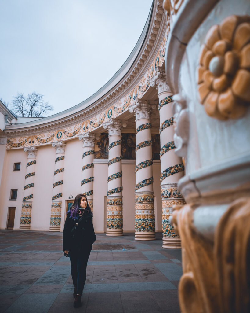 Colunas detalhadas de flores douradas no Pavilhão da Bielorrúsia, um dos mais famosos do VDNKh.