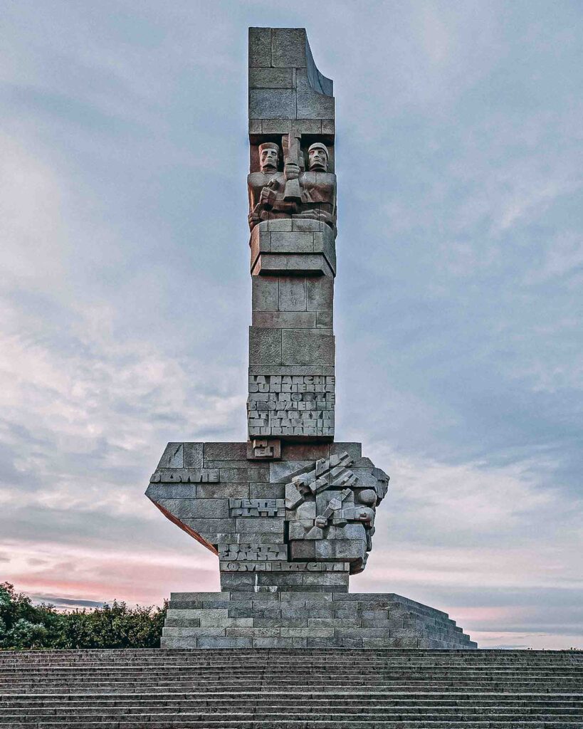 Monumento de pedra no topo de uma escadaria em representação e homenagem aos defensores da costa de Westerplatte.