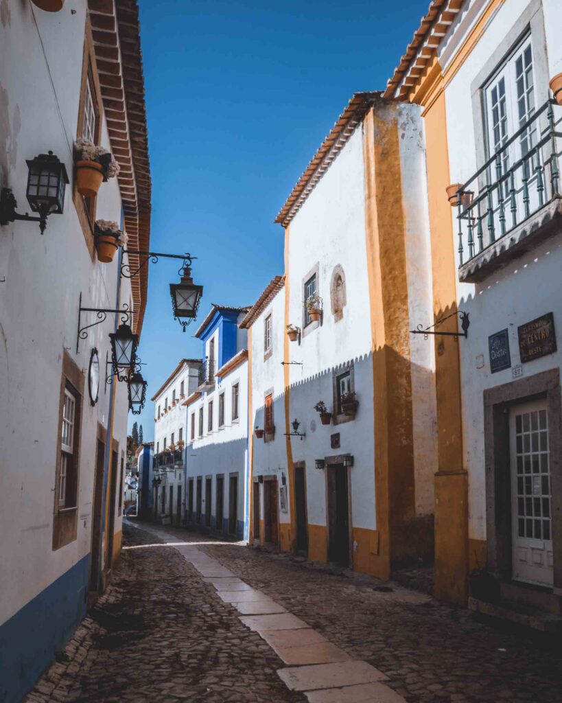 Óbidos é uma cidade medieval amuralhada de Portugal. A cidade portuguesa tem diversas atrações para conferir: igrejas, ruelas, muralha e muito mais.