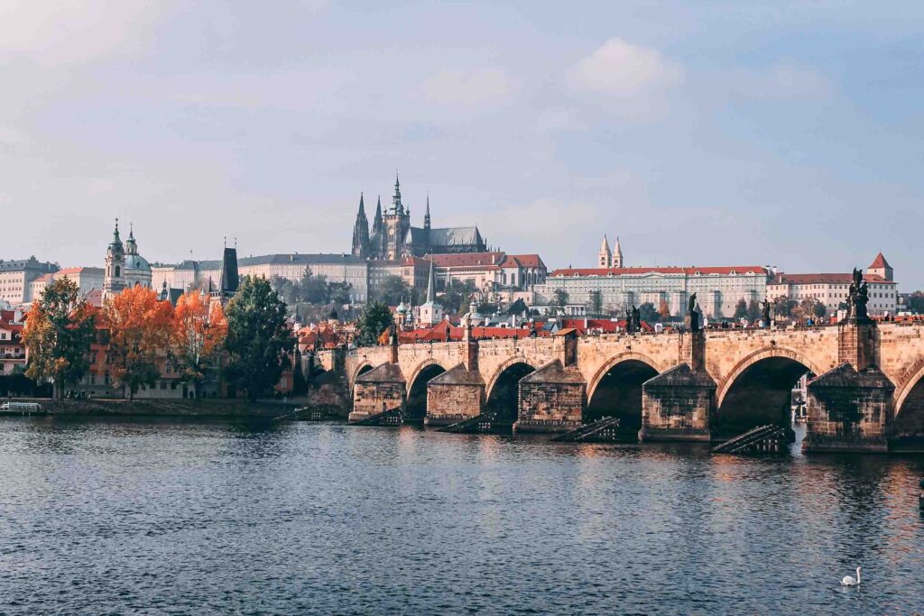 Praga é uma das mais conhecidas cidades medievais do Leste Europeu. Um dos seus pontos turísticos mais conhecidos é a Ponte Carlos, repleta de esculturas