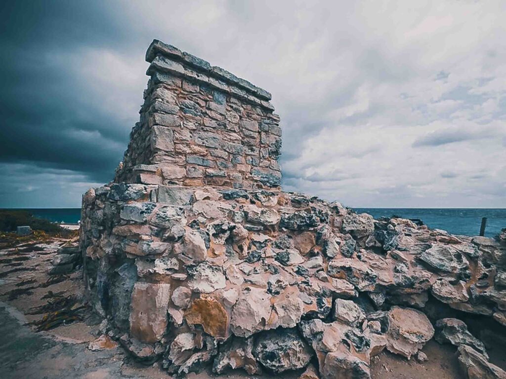O que fazer em Isla Mujeres: as ruínas do templo de Ixchel é uma atração que vale a pena conhecer. As ruínas ficam à beira do mar do caribe e são uma homenagem à deusa Ixchel, que deu nome à ilha