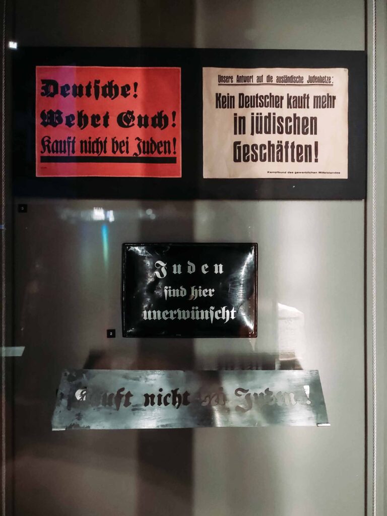 Placas antissemita da Alemanha Nazista