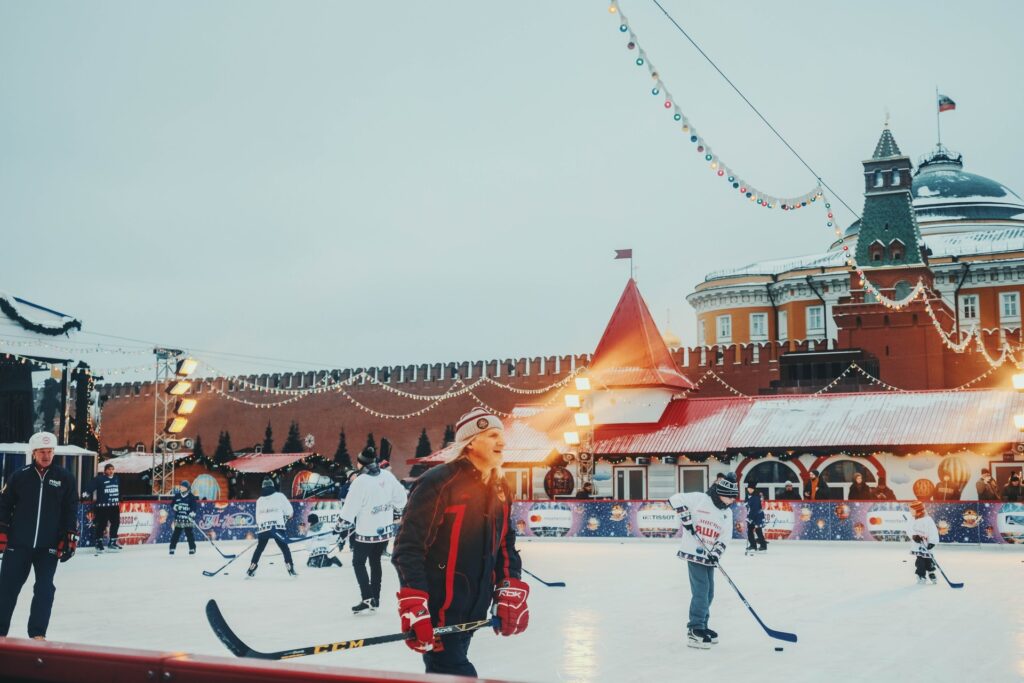 Moscou, na Rússia, no Inverno. Pista de Patinação na Praça Vermelha